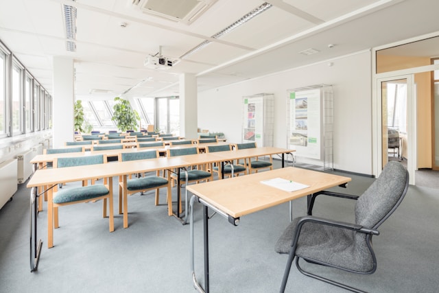 Mesas de profesores que fomentan la creatividad y la productividad (1)